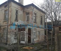 Самостоятелна двуетажна къща с двор в Хасково